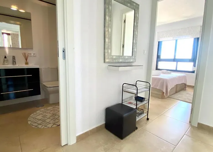 With Panoramic Sea & Mountain Views - شقة